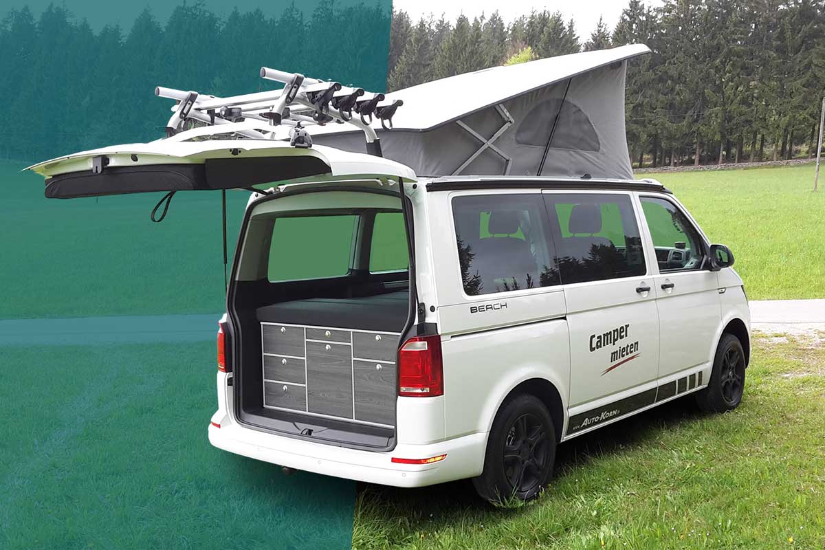weißen VW Camper mit offenen Kofferraum