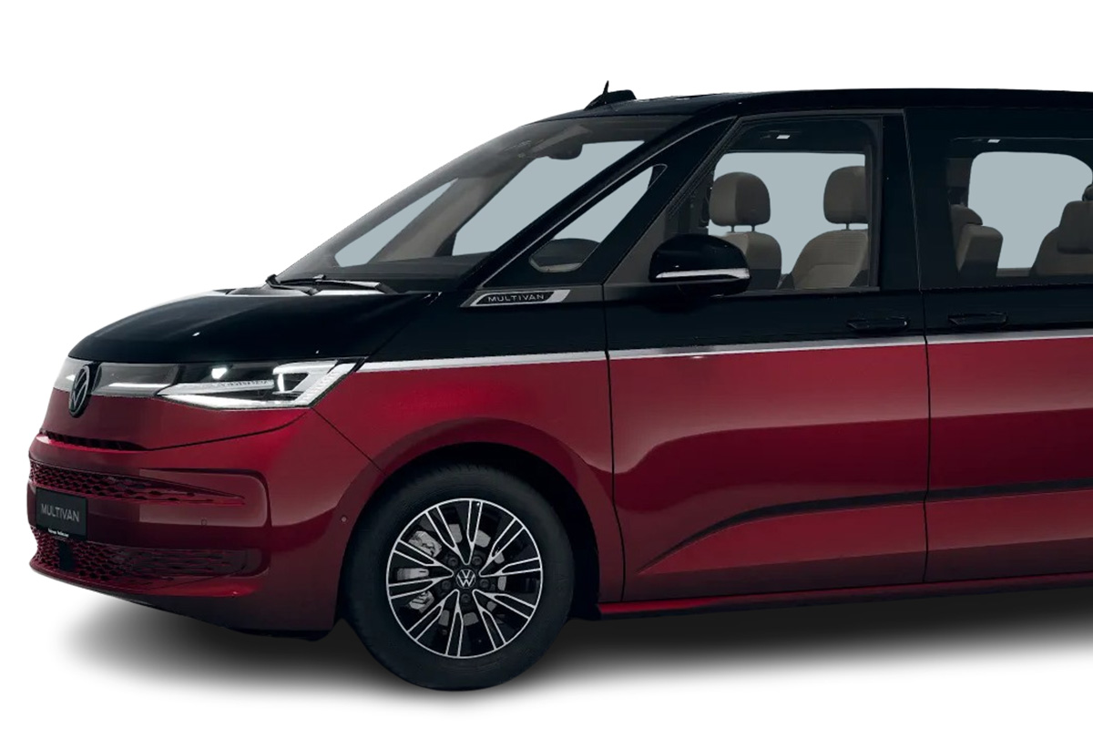 zu sehen ist die Front eines rot-schwarzen VW-Transporters